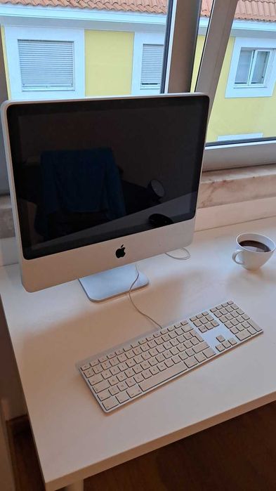Apple iMac 20" - Design Clássico Vintage - 2.4GHz / 250GB