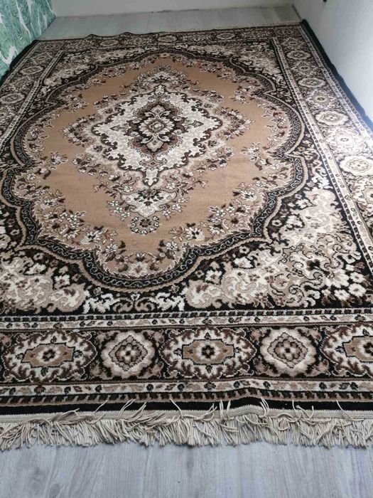 Продам килим (265х185)