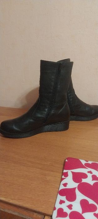 Жіноче зимне взуття.