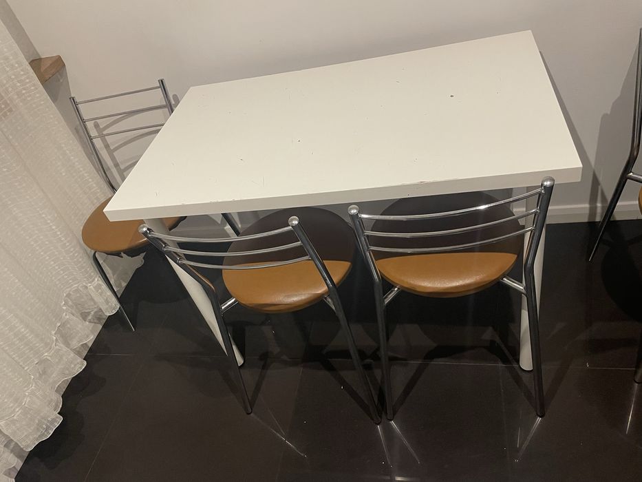 Biały drewniany stolik z 4 metalowymi krzeslami