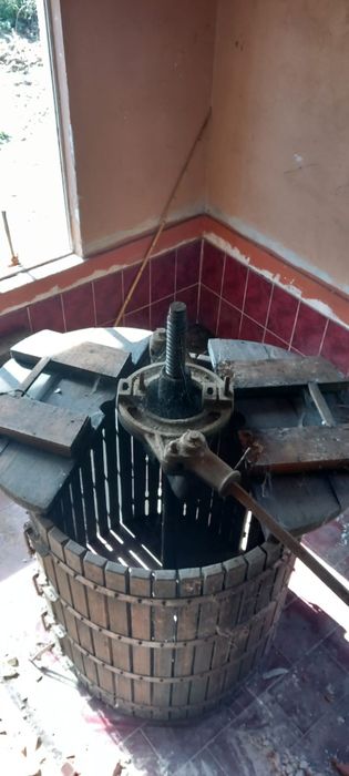 Vende-se Prensa de Vinho