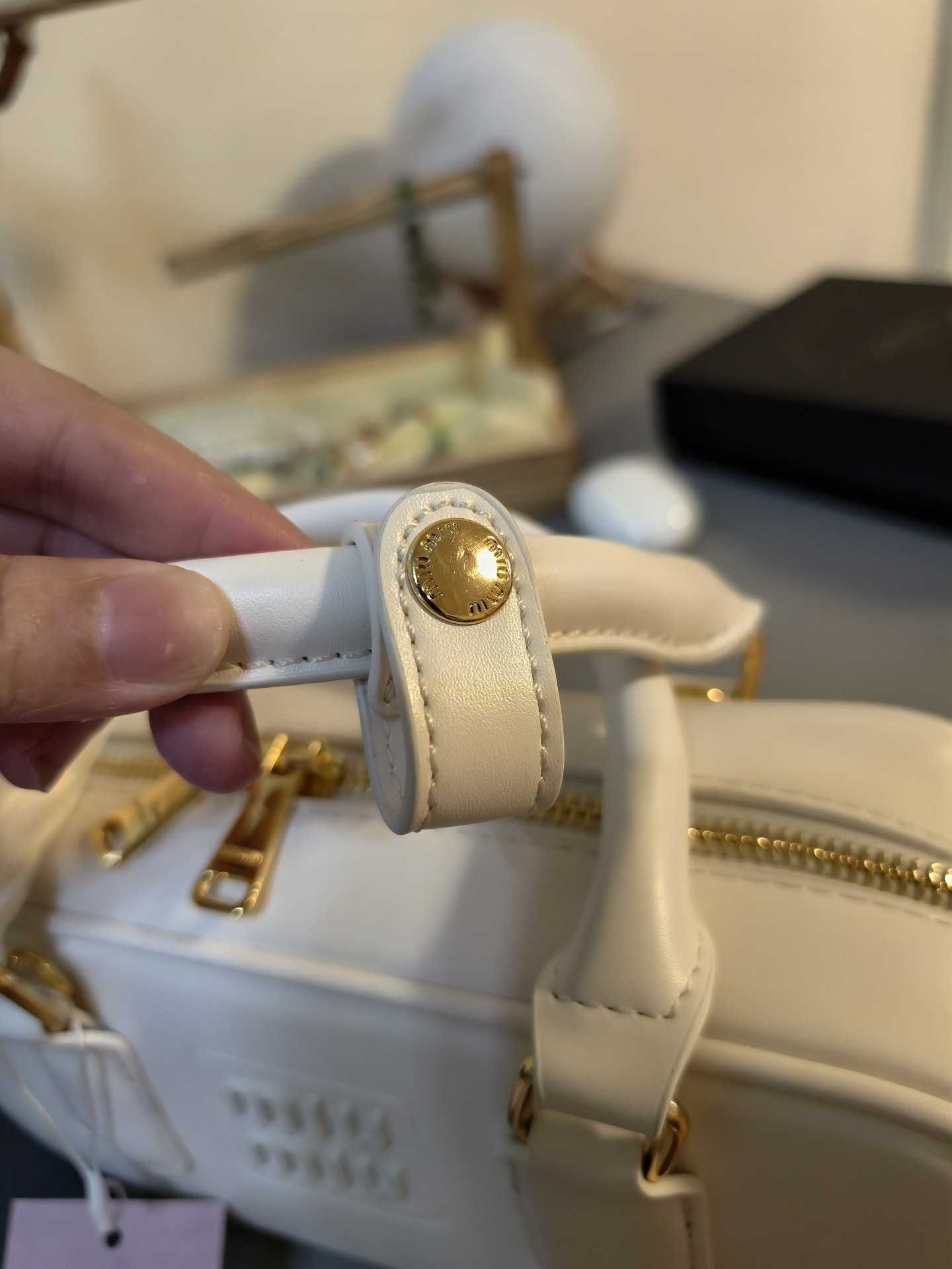 Miu Miu biała torba - letni must-have 2024
