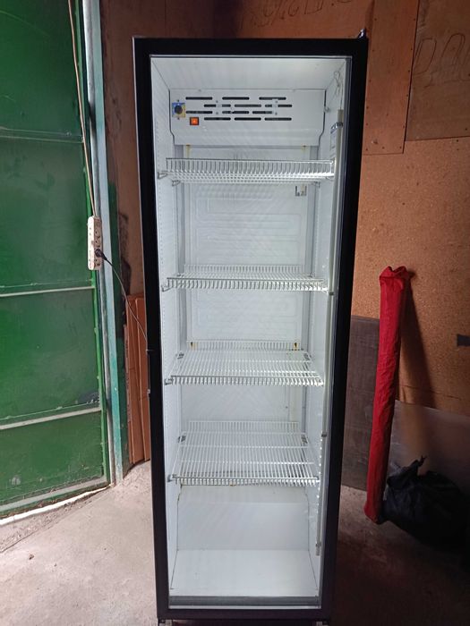 продам холодильную витрину