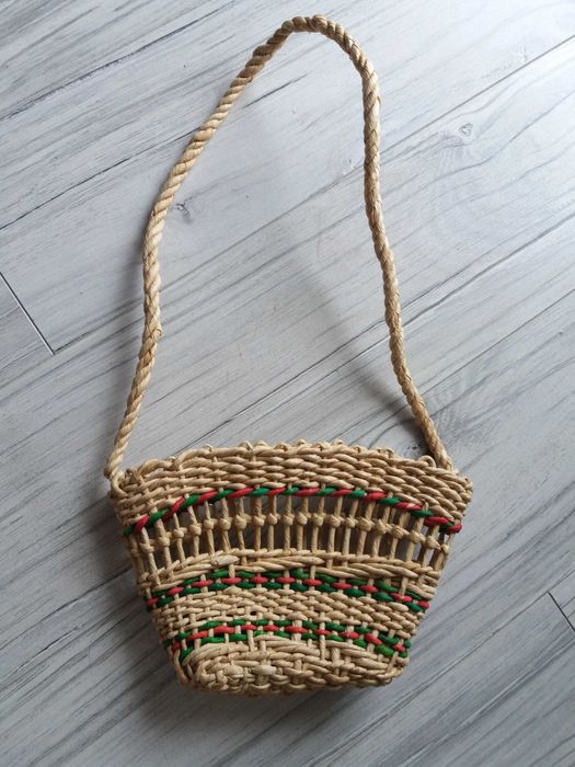 Mała słomiana torebeczka