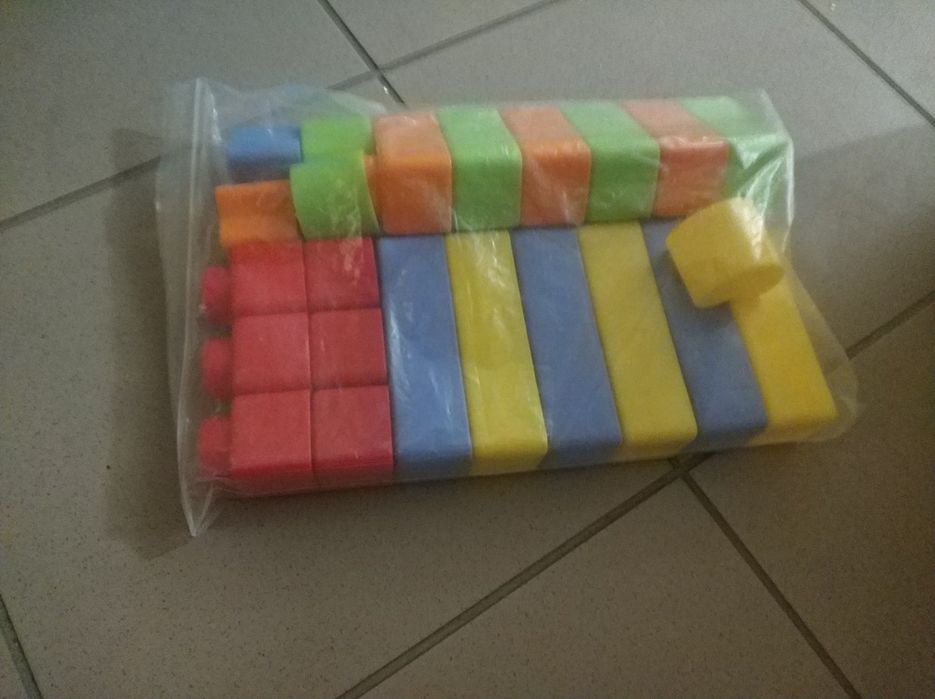 Kolorowe klocki  w skrzyni