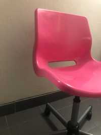 Różowe krzesło dziecięce