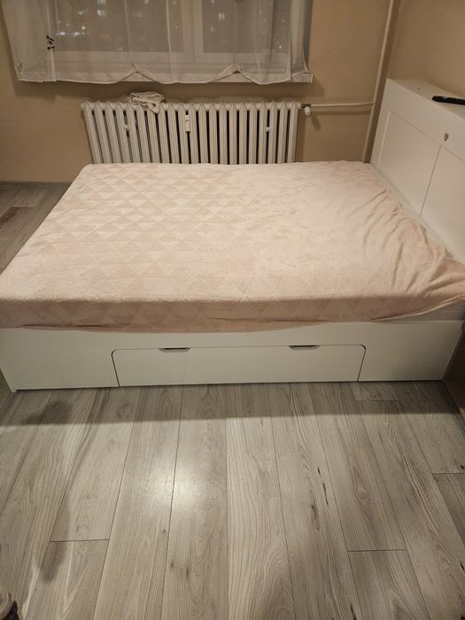 Łóżko z materacem