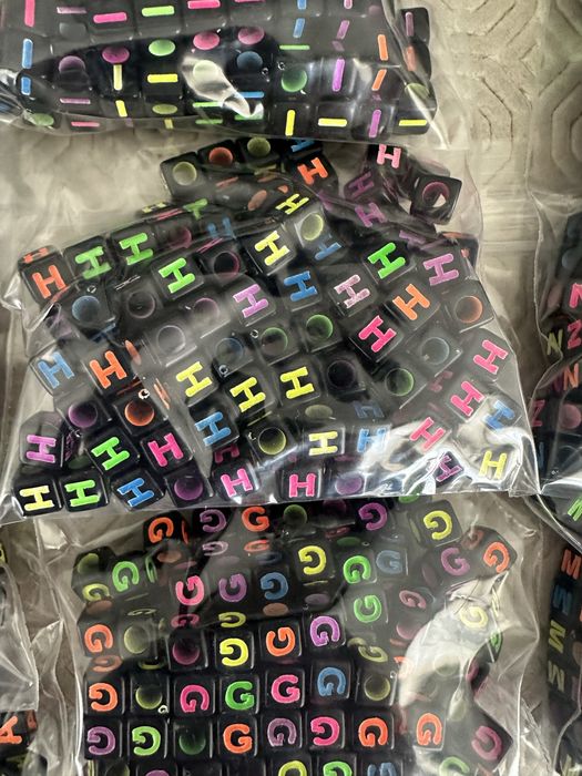 Conjunto de contas com letras para bijuteria