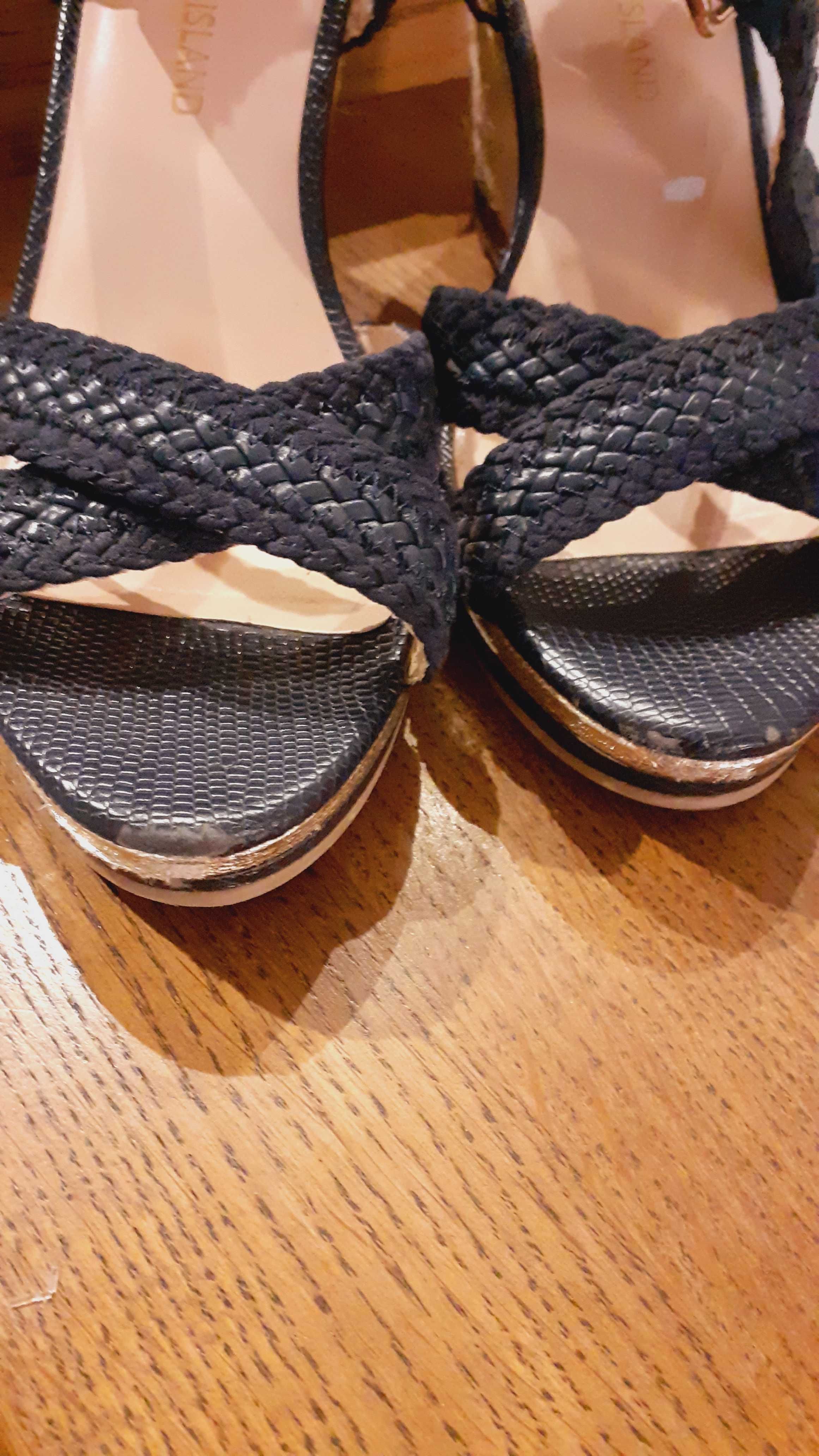 River Island. Granatowe sandały na koturnie. 38
