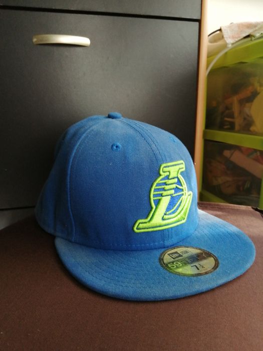Vários caps e snapbacks