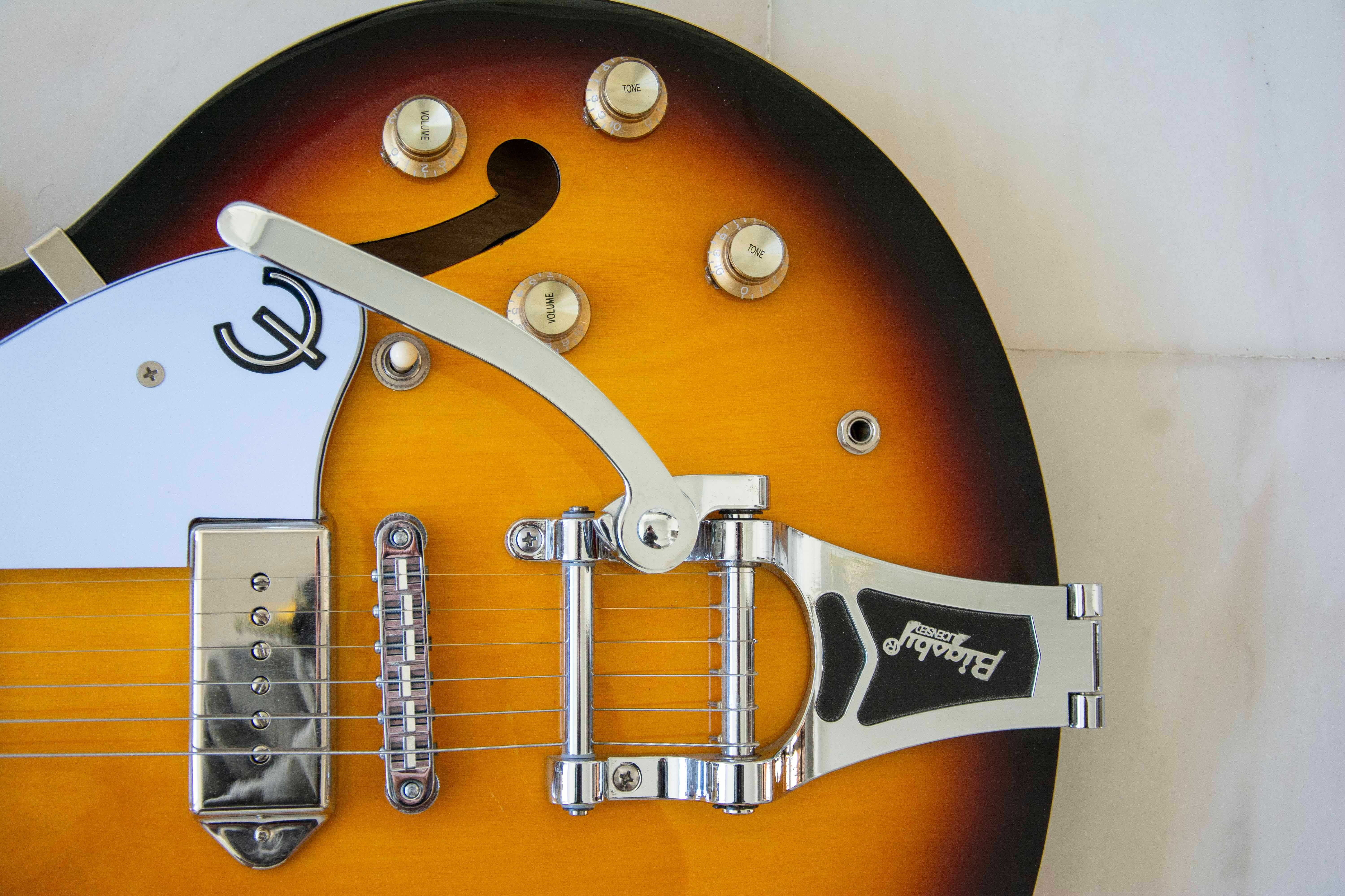 Epiphone Casino Sunburst, como nova, com Locking Tuners e Bigsby.