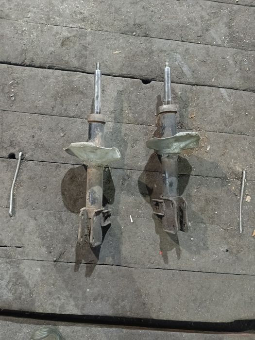 Продам передні амортизатори на Сузукі  Свіфт Балено.