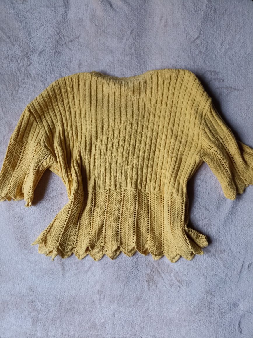 Żółty sweterek krótki