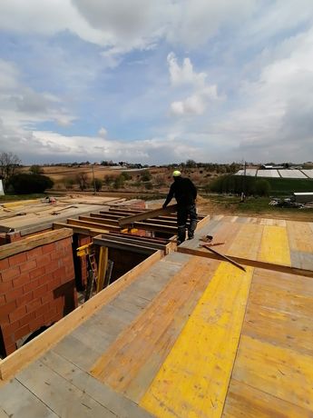 Budowa domów od fundamentów po dach