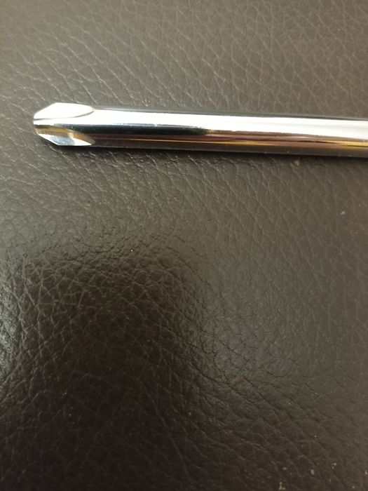 Отвёртка из качественного металла.