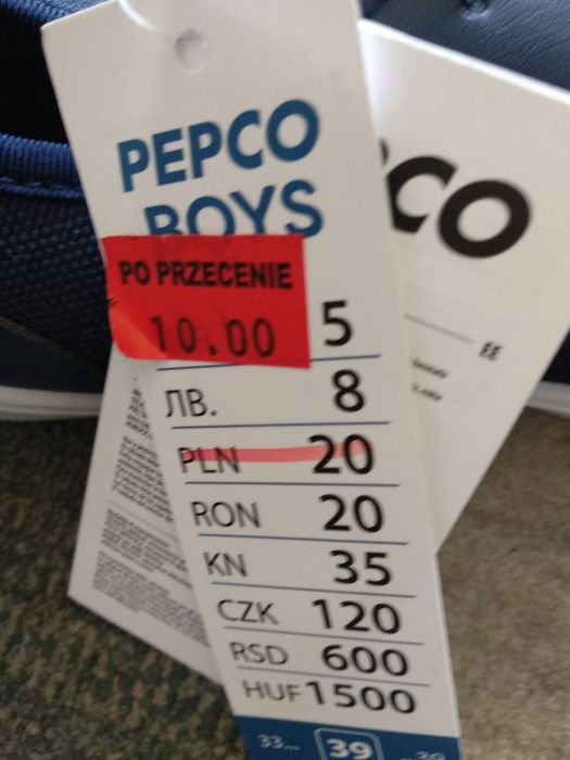 Buty sportowe z białą podeszwą