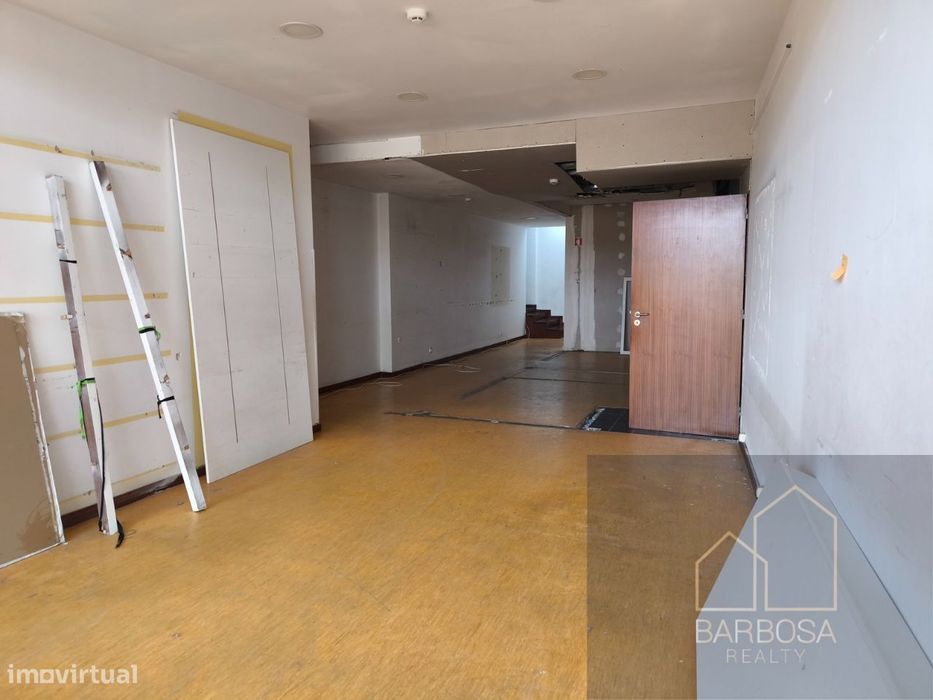 Loja de rua c/ 2 pisos, 3 WCs, 227m2 - zona movimentada Porto