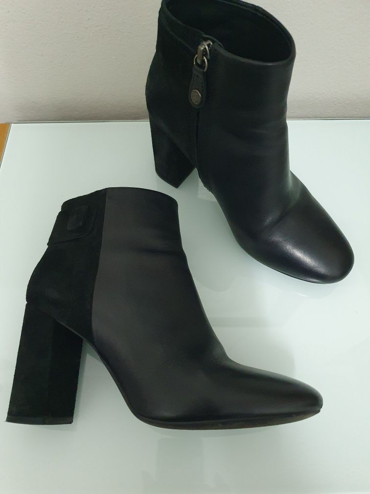 Botas pretas em pele