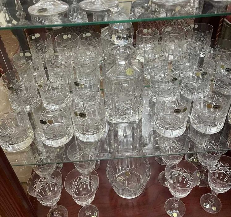 Vitrine com Serviço de Cristal da Bohemia Completo.