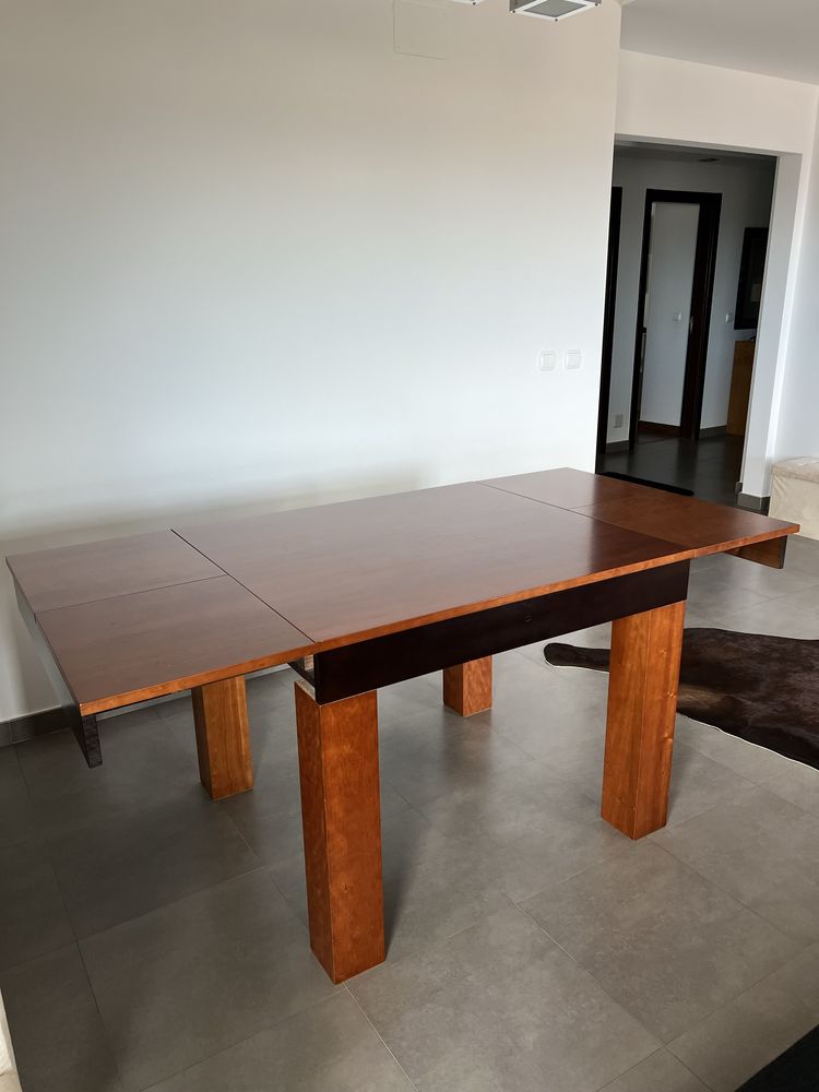 Mesa de cerejeira e vangué/cadeiras de pele de pessego (bege)