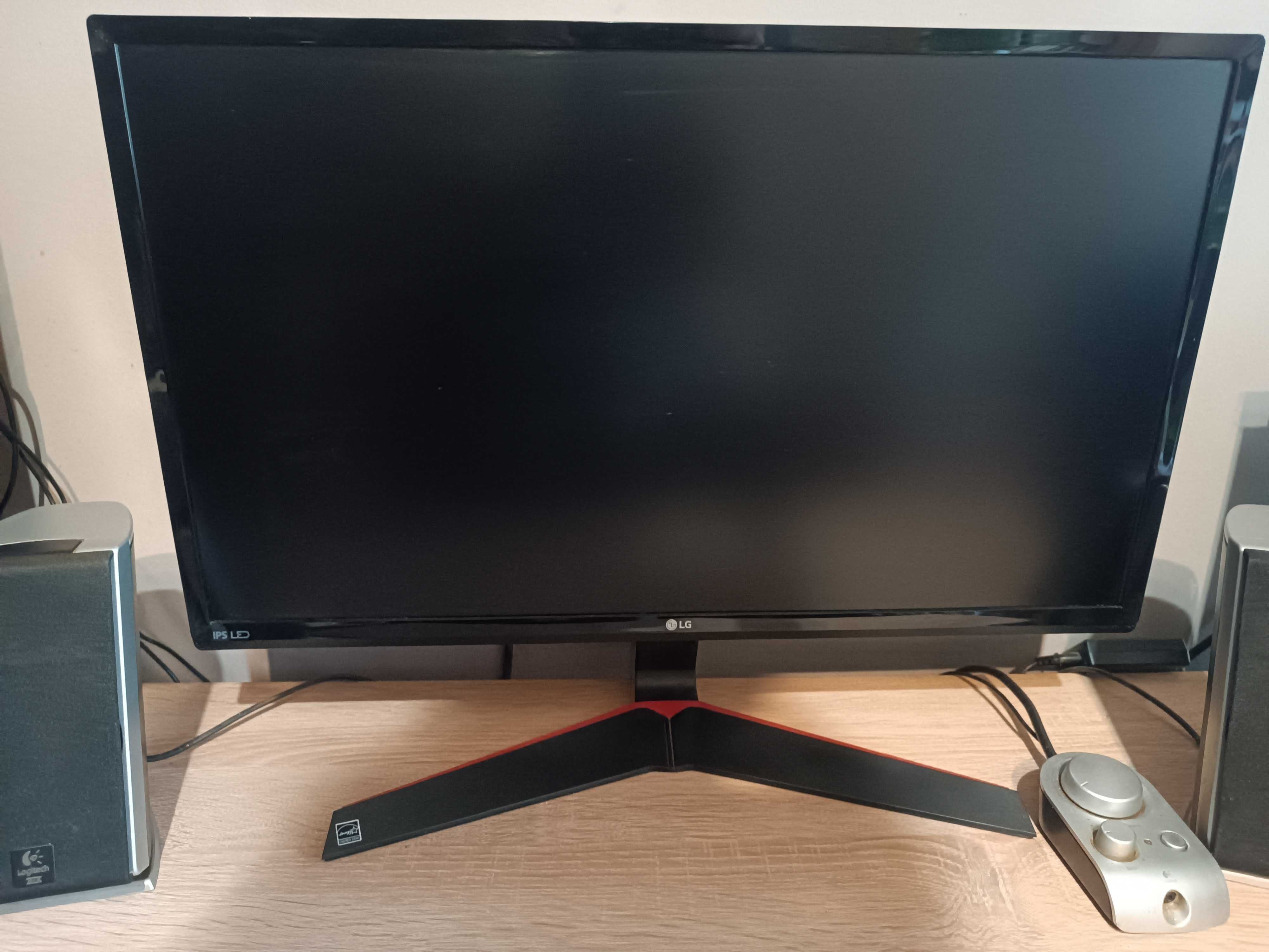Komputer z monitorem LG