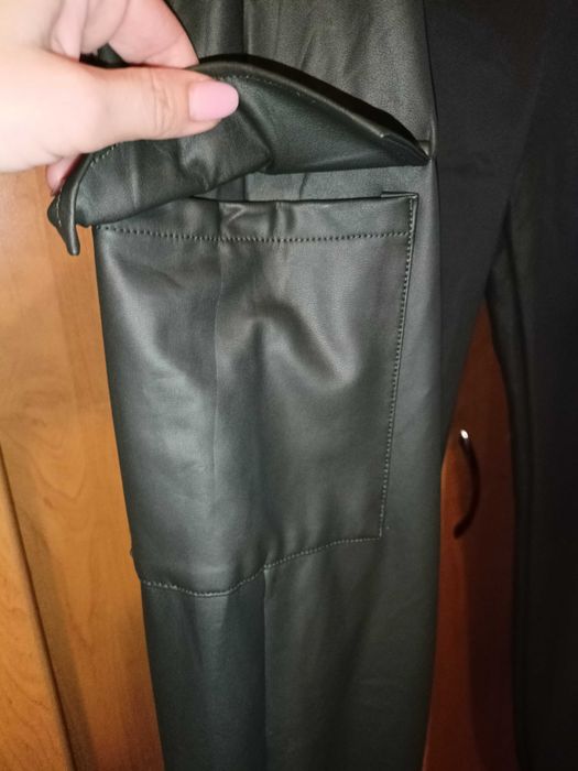 Modne spodnie bojówki z eco skóry M-L