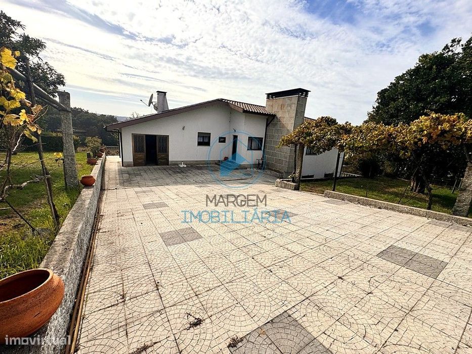 Casa térrea c/terreno, poço e cave, junto centro Sto.Tirso