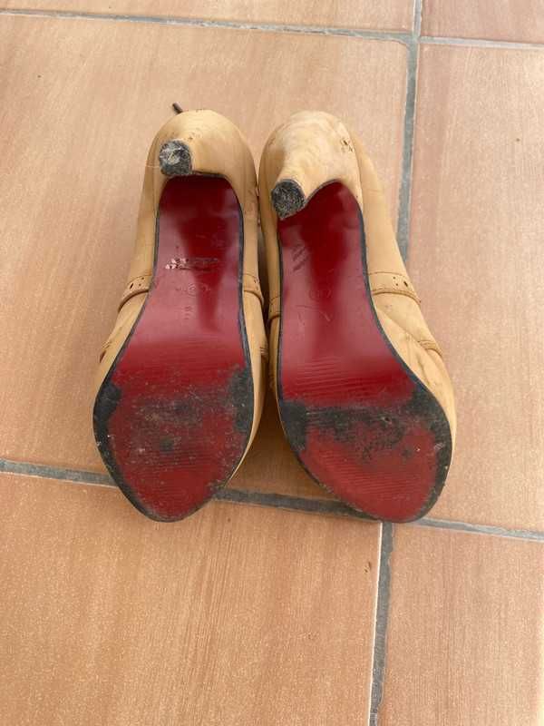 Sapato de salto alto camel