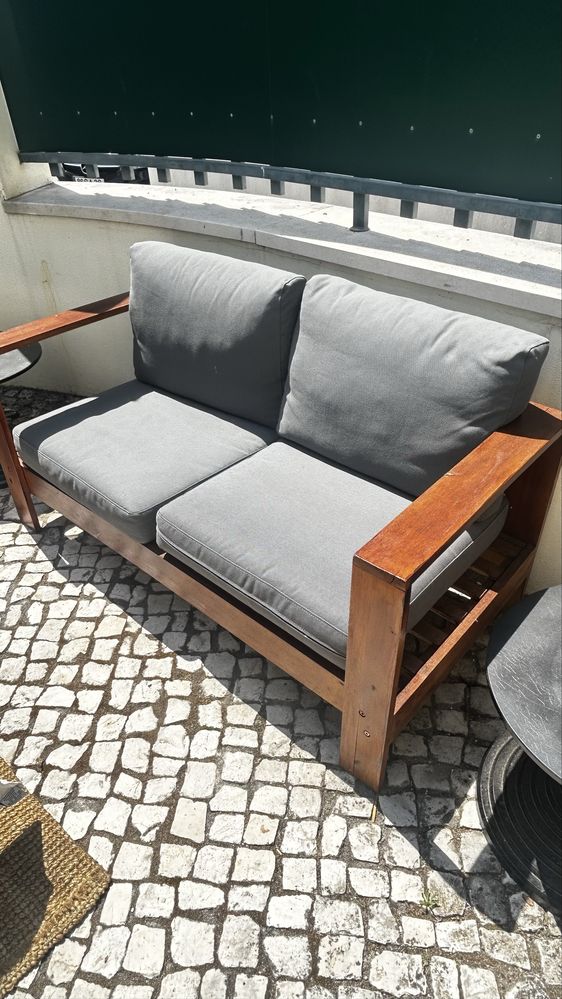 Sofa de jardim de madeira com almofadas