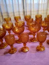 Conjunto de copos de pé em vidro colorido gravado cor laranja