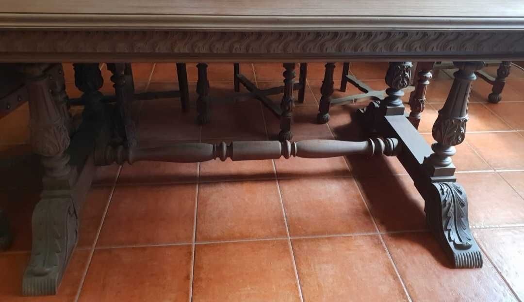 Móvel e mesa de jantar com cadeiras