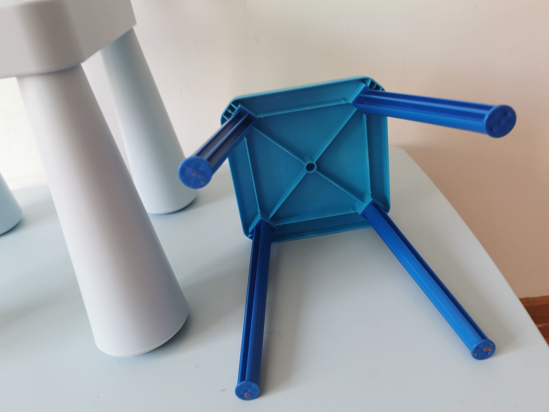 Mesa + cadeira azul IKEA