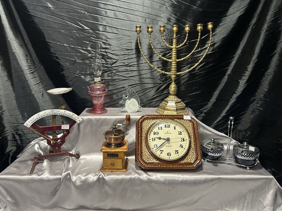 Zestaw dekoracyjny vintage – szkło artystyczne, mosiądz i porcelana