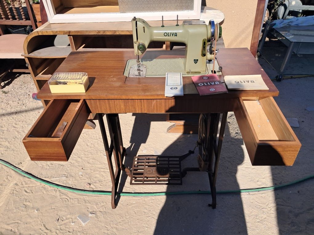 Maquina costura antiga com movel