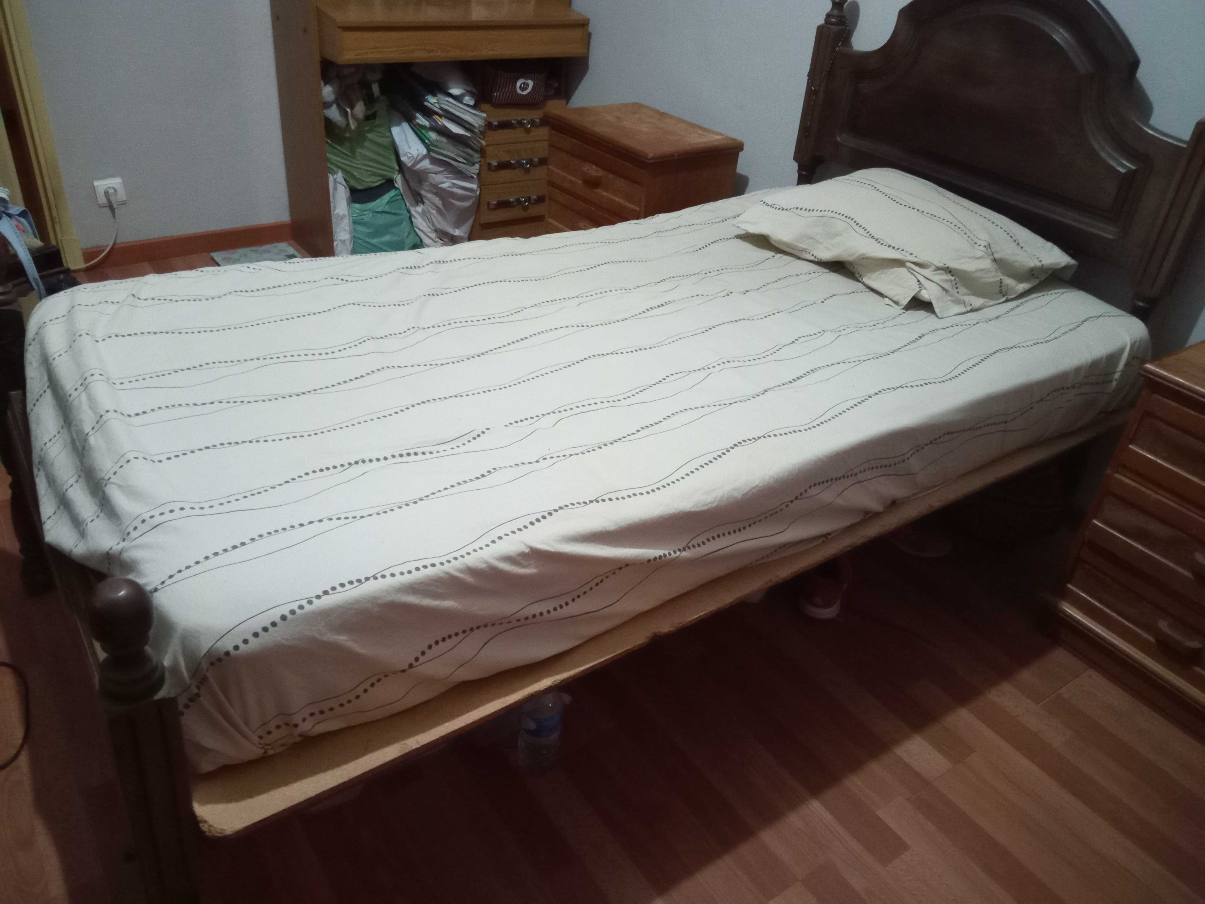 Cama solteiro + mesinhas de cabeceira