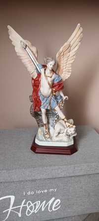 Figurka Św. Michała o wysokości 34 cm