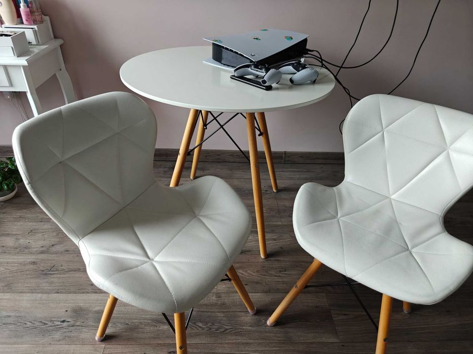 Stolik z dwoma krzeslami