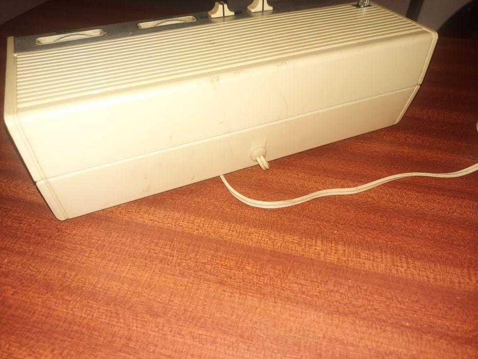 Rádio despertador e relógio, retrô da marca Auritone a funcionar. .