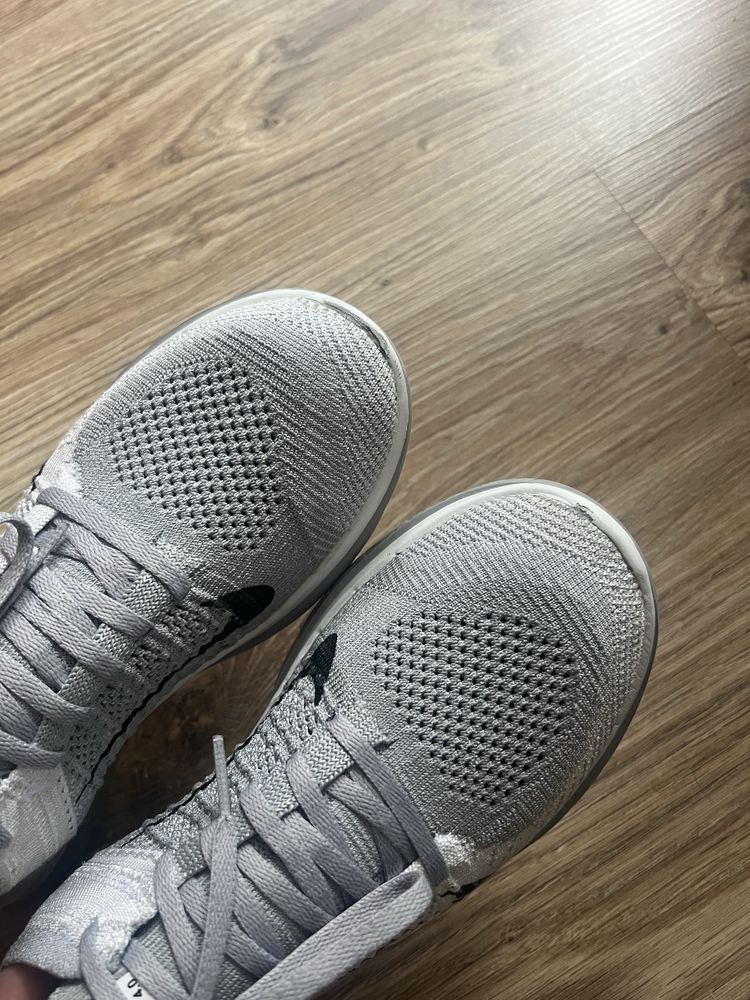 Чоловічі оригінальні кроссівки Nike Free Run Flyknit 40,5 розмір