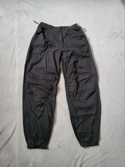 Czarne spodnie baggy cargo House ze ściągaczami