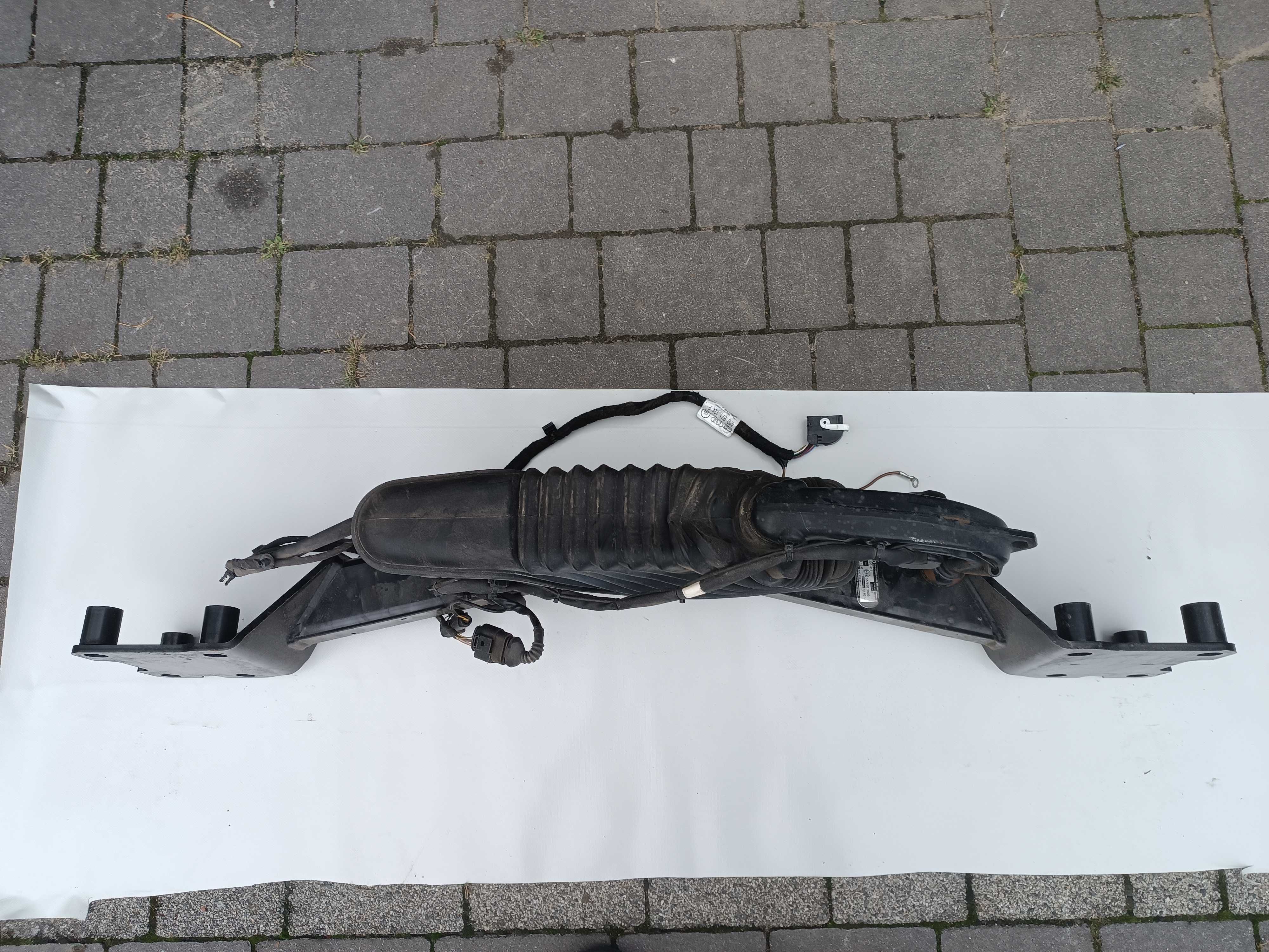 Elektryczny Hak holowniczy Audi Q7 4M0.803.881 J