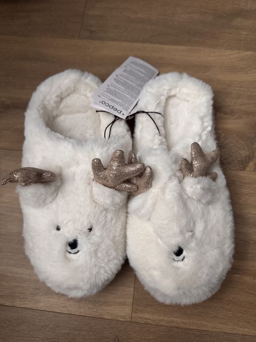 Białe kapcie świąteczne reniferki