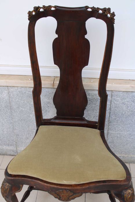 Cadeirão D. José em Nogueira, com entalhamento em Dourado