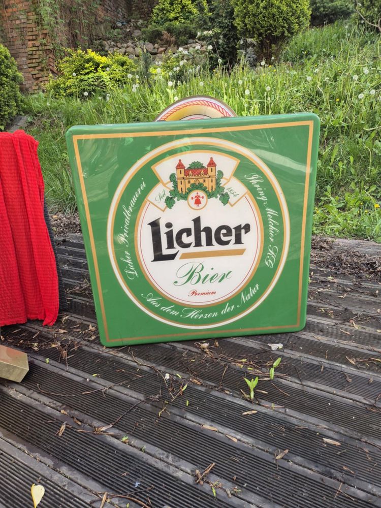 Reklamy Kaisera Lichera bitburgera podswietlane na sciane