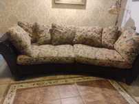 Duża wygodna sofa w kształcie łuku