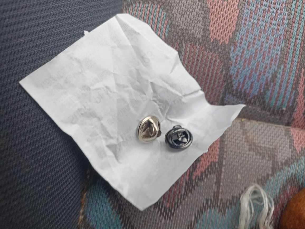 Pin ozdobny do klapy marynarki