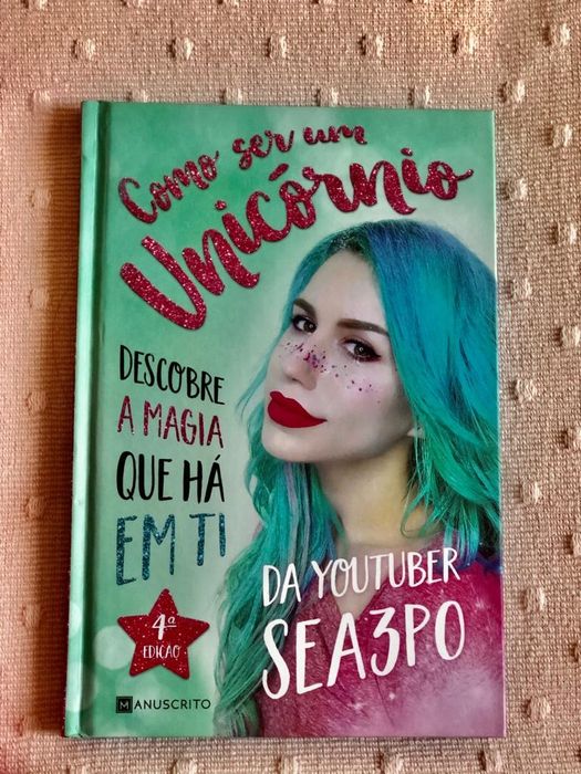 Livro "Como ser um unicórnio" da youtuber SEA3PO