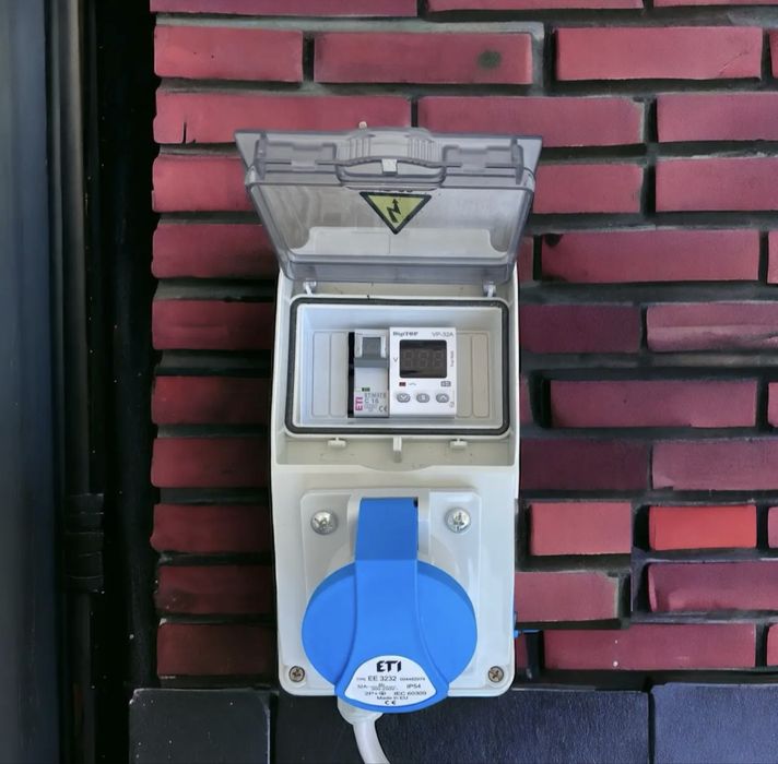 Щит для зарядки електромобіля з дод. розеткою (230В_Ком 7,3 кВт+2 кВт)