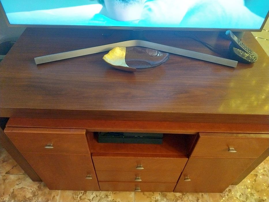 Móvel usado em cerejeira e nogueira maciça em muito bom estado.