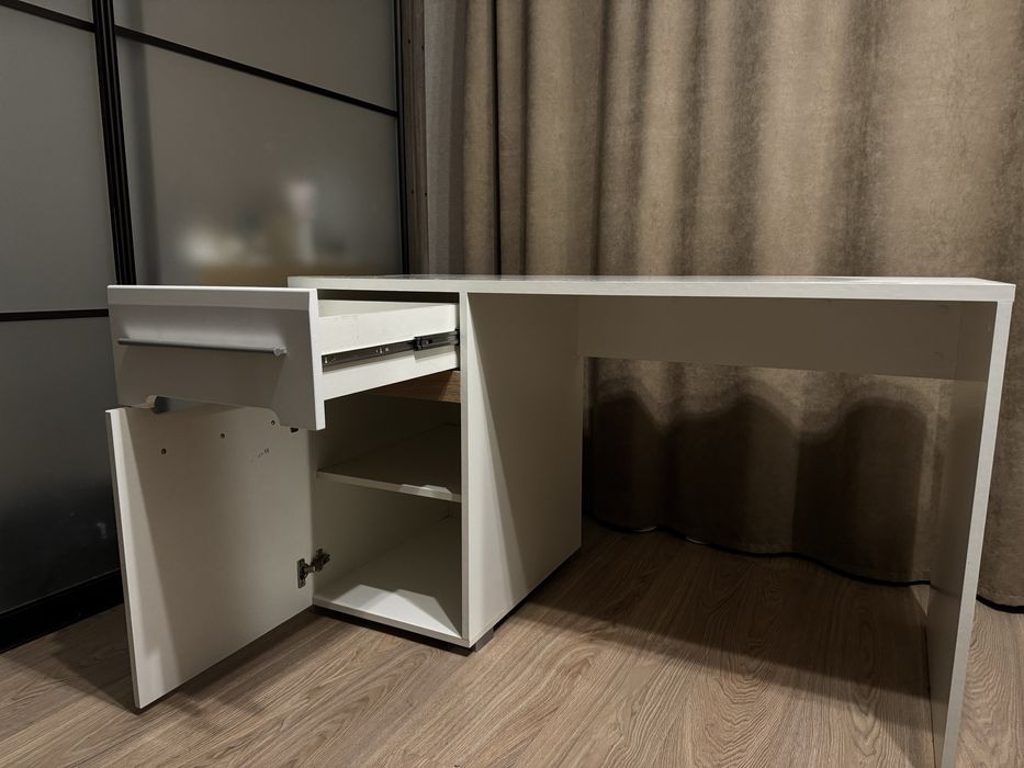 Письмовий стіл білий